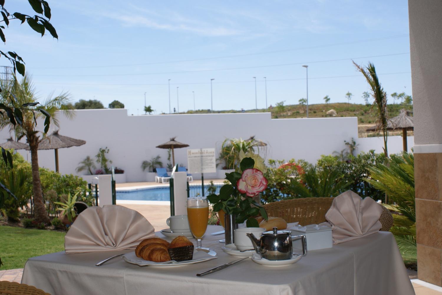 Hotel Montera Plaza لوس باريّوس المطعم الصورة